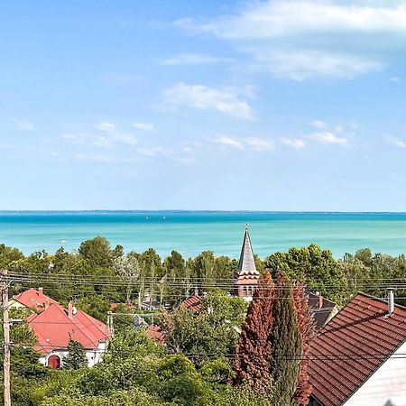 Belvarosi Haz Gyoenyoeru Panoramaval Balatonalmádi Buitenkant foto