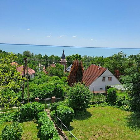 Belvarosi Haz Gyoenyoeru Panoramaval Balatonalmádi Buitenkant foto