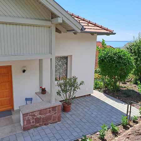 Belvarosi Haz Gyoenyoeru Panoramaval Balatonalmádi Buitenkant foto
