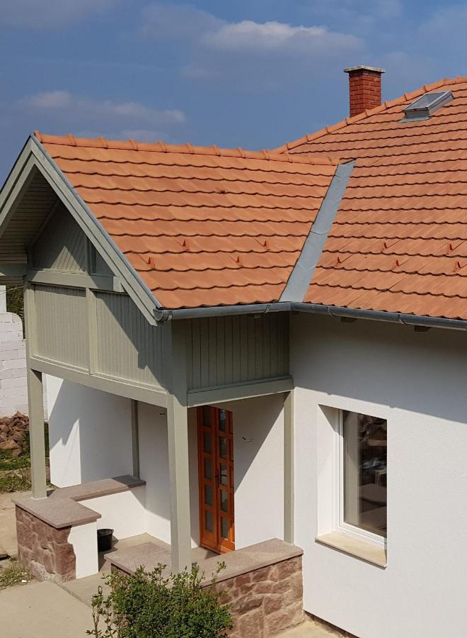 Belvarosi Haz Gyoenyoeru Panoramaval Balatonalmádi Buitenkant foto