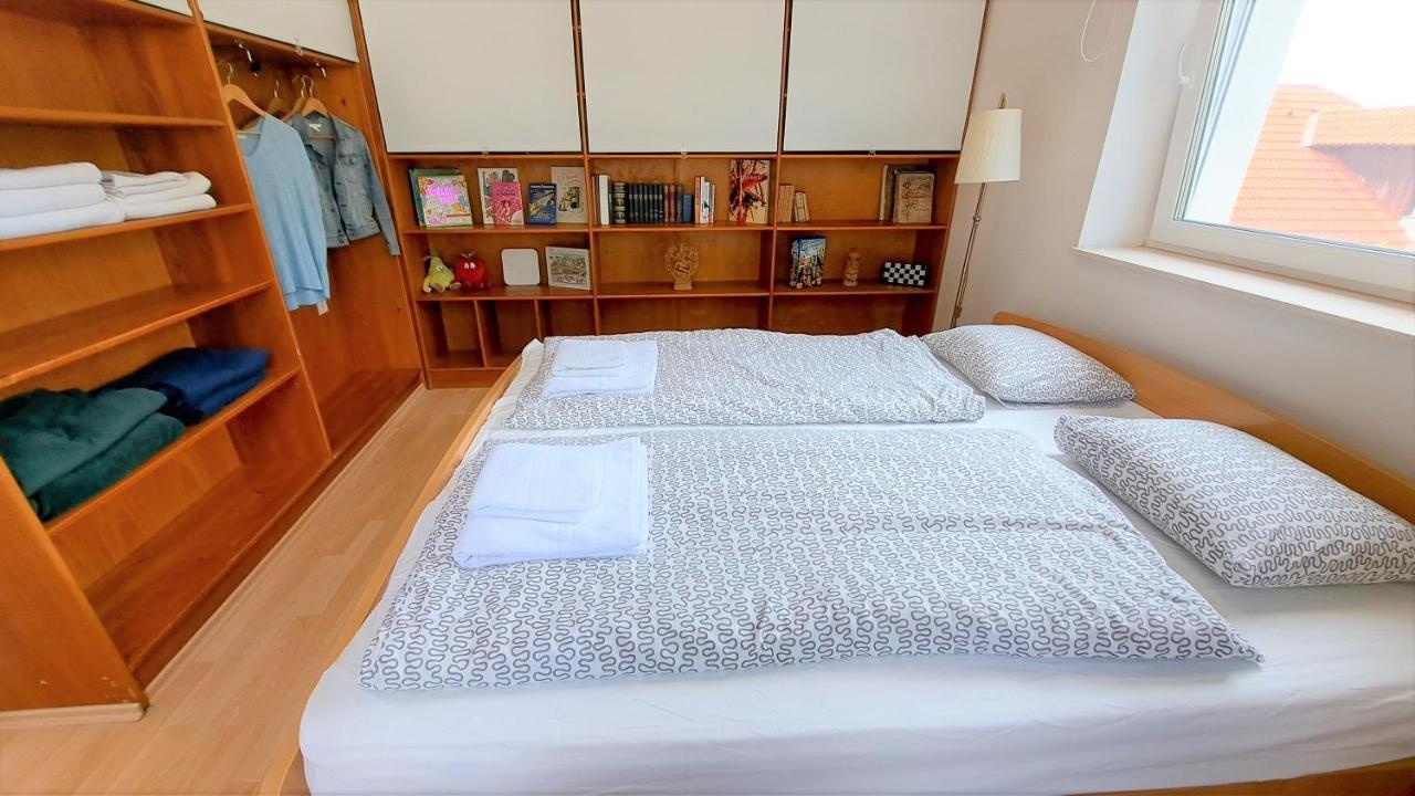 Belvarosi Haz Gyoenyoeru Panoramaval Balatonalmádi Buitenkant foto