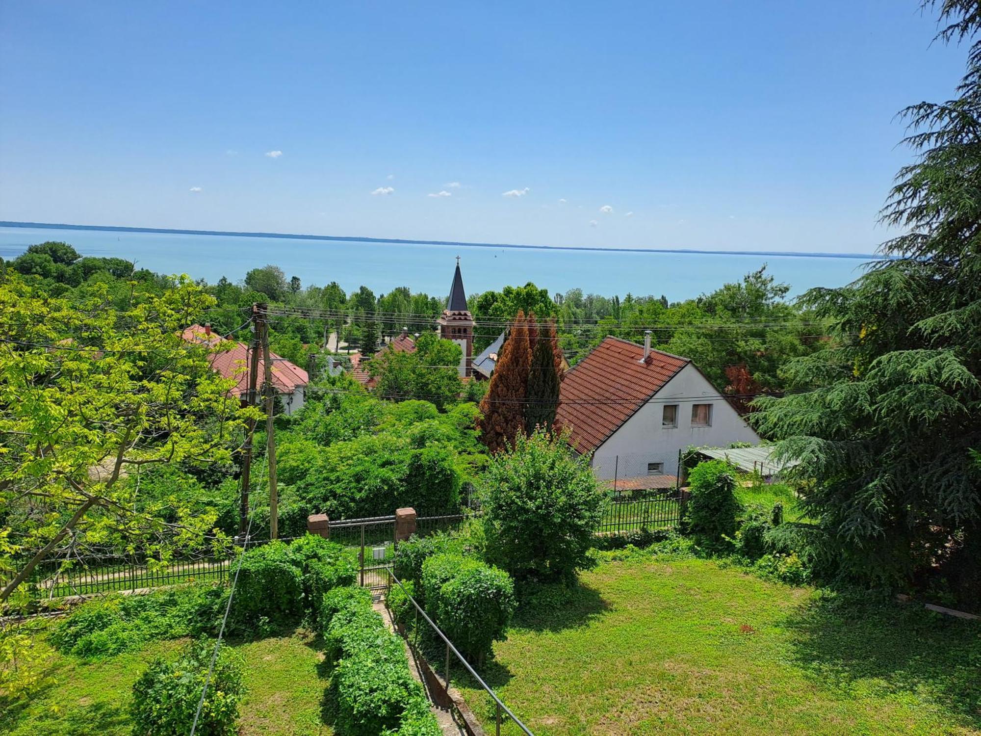 Belvarosi Haz Gyoenyoeru Panoramaval Balatonalmádi Buitenkant foto